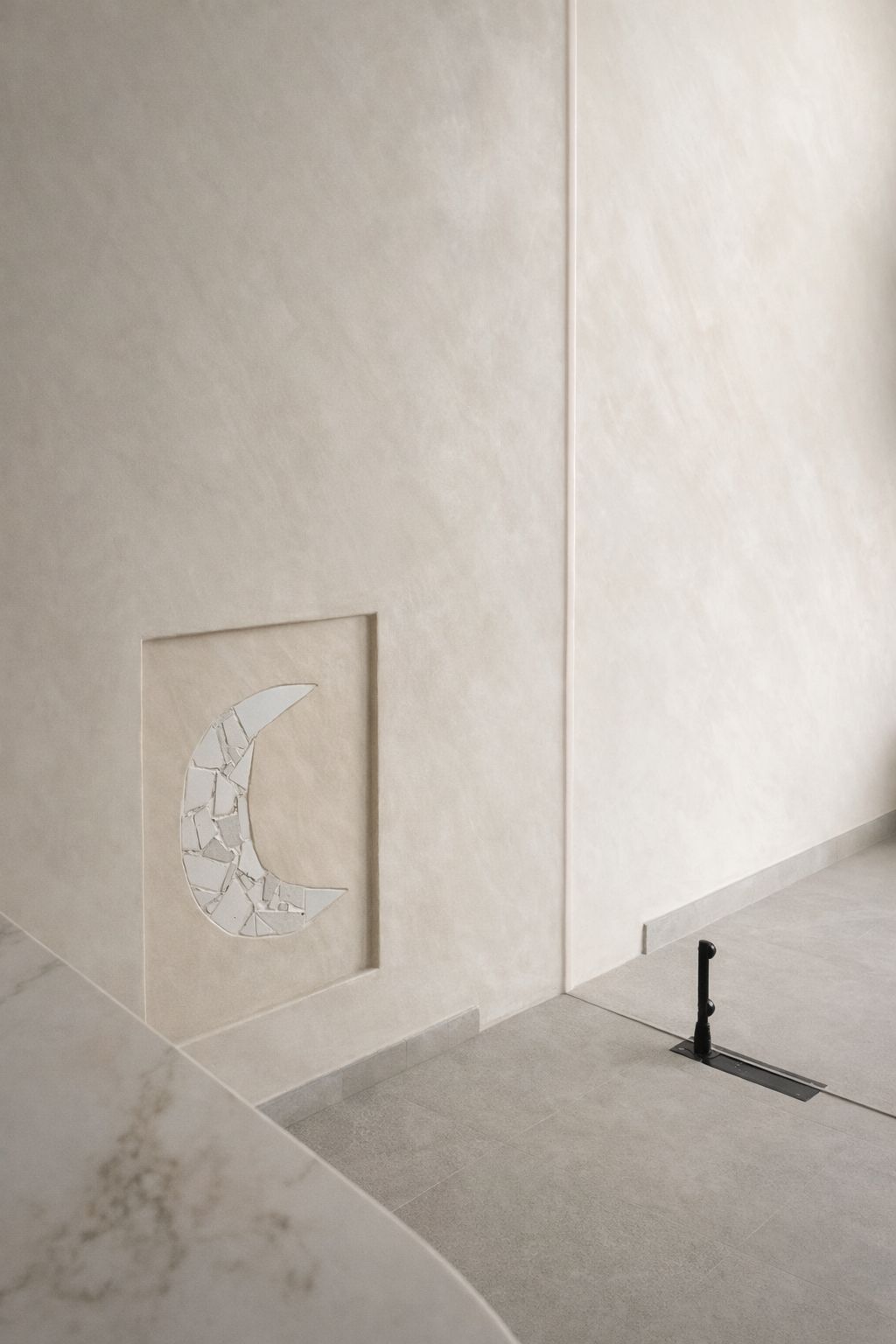 La Piedra de la Luna incrustada en la pared de recepcion de Luna Residences